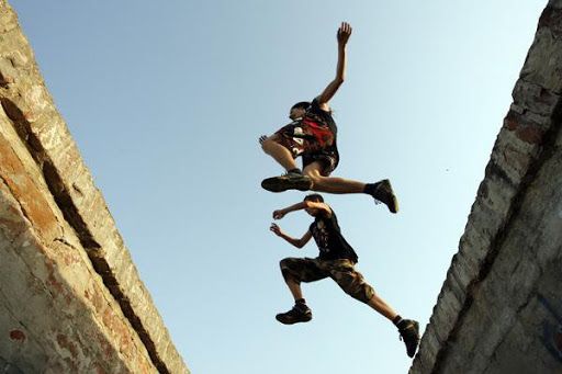 Школьники в Костроме скачут по крышам многоэтажек после уроков