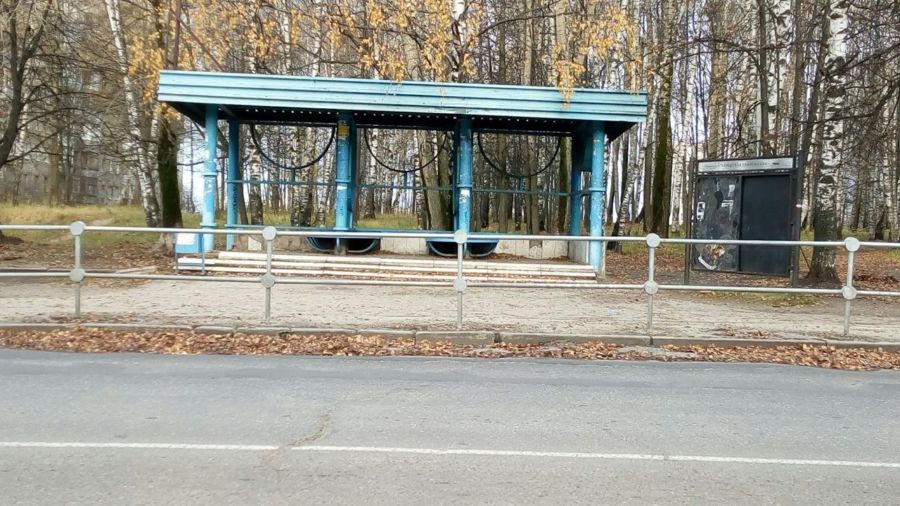 Остановку около детской больницы в Костроме замуровали ограждениями