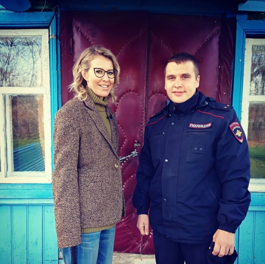 Ксения Собчак прилетела к бывшей костромской уборщице в сопровождении полиции
