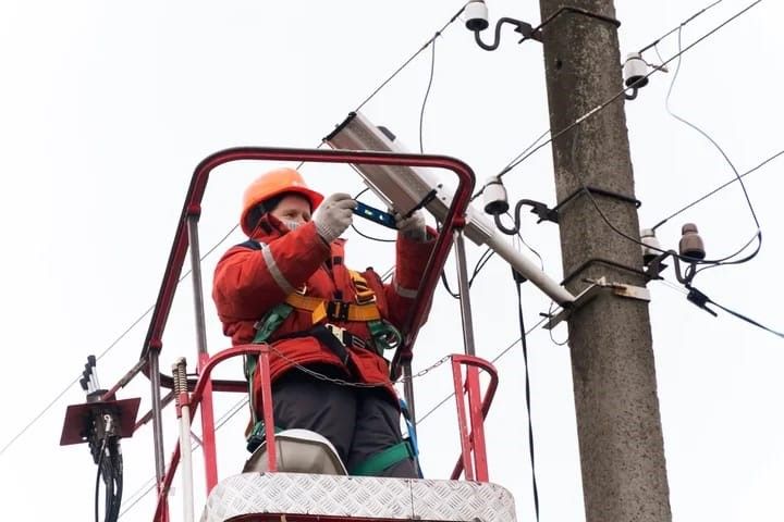 Костромаэнерго проводит реконструкцию сетей уличного освещения в районах Костромской области