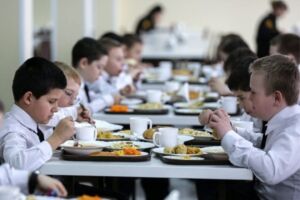 Школьникам в столовых дают все больше костромской колбасы