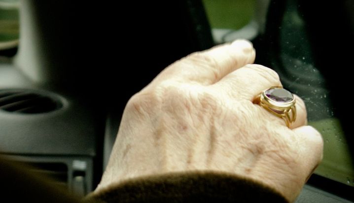 Костромская бабушка вручила обручальное кольцо непонятно кому