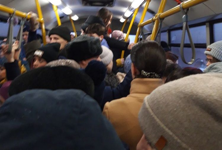 Водитель заставил 60 костромичей забиться в маленький автобус