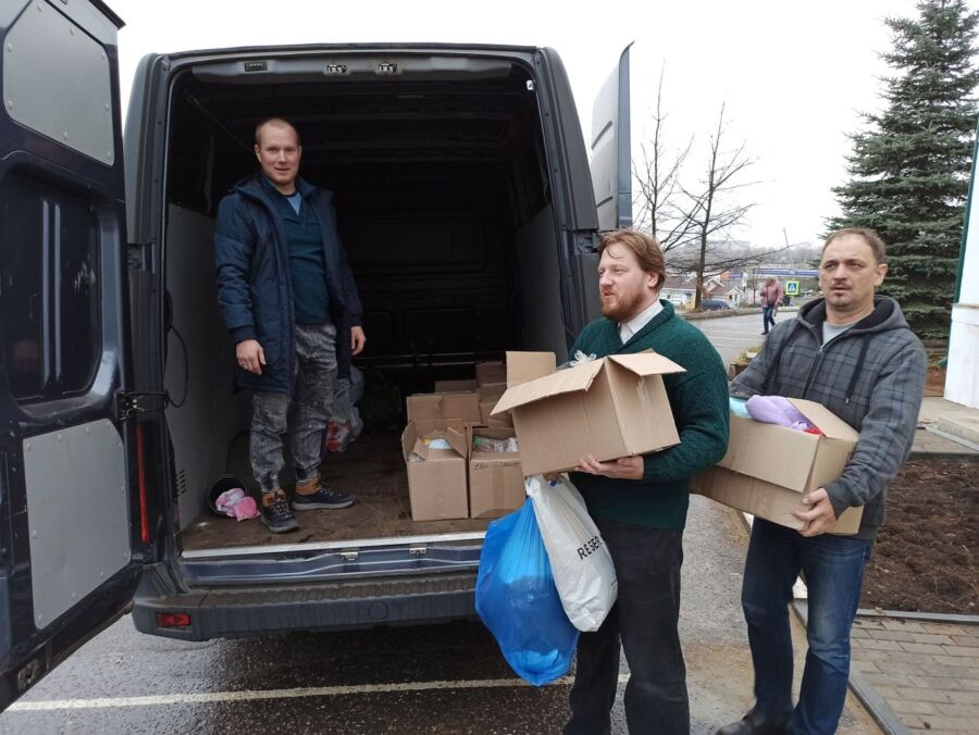 Храмы собрали целый фургон еды и одежды для бездомных в Костроме