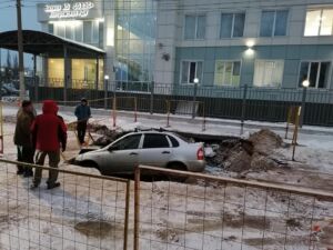 Вторая машина в Костроме нырнула в раскопанную на дороге яму