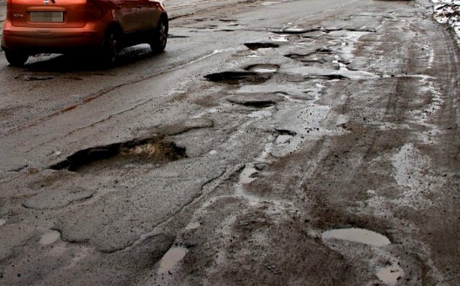 Владелицу Toyota поглотила гигантская яма в Костроме