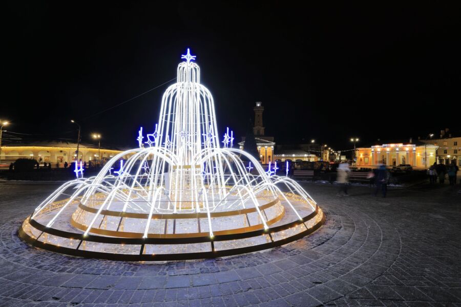 Костромаэнерго украсило областной центр новогодней иллюминацией и световыми арт-объектами. Это стало подарком энергетиков костромичам на Новый год