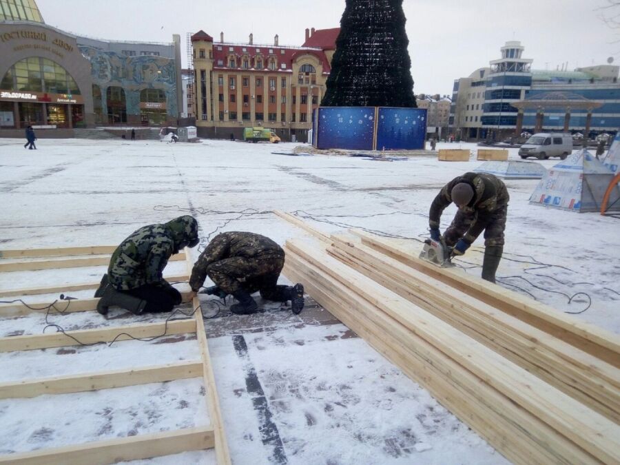 Мастера из Костромы поехали вырезать ледовый городок в Сибирь