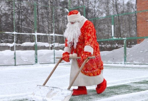 Дед Мороз избавляет костромичей от всех бед лопатой