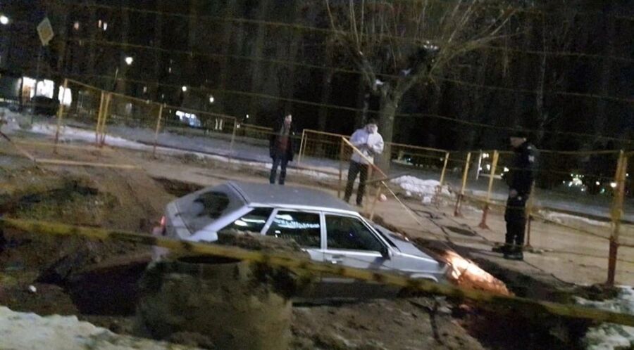 Машина в Костроме нырнула в раскопанную коммунальщиками яму