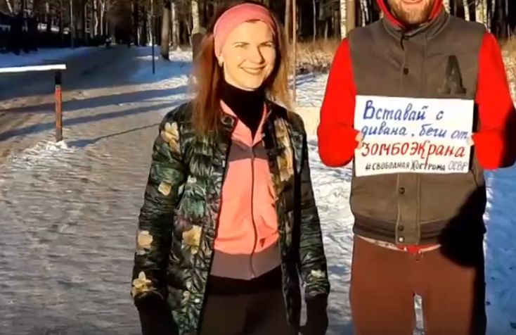 Красивая девушка позвала всю Кострому бегать за ней по Берендеевке