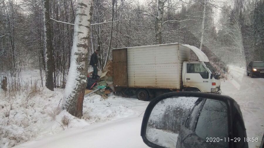 Костромич вывалил целый грузовик мусора в лесу
