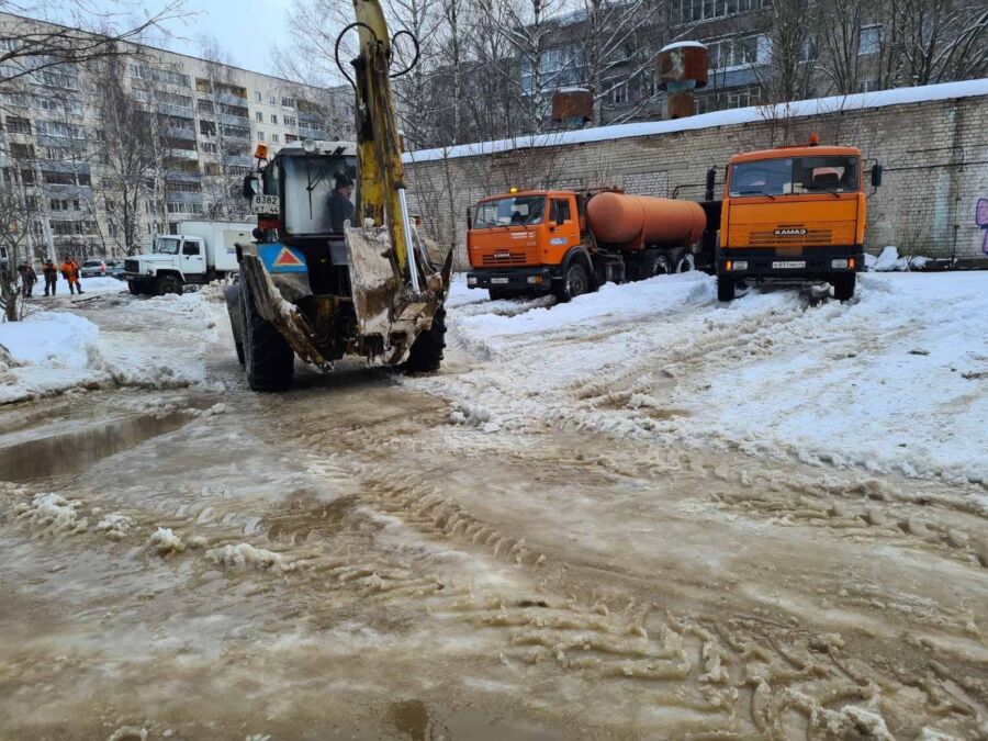 Океаны воды в Заволжском районе Костромы осушили