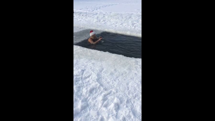 Подтянутый Дед Мороз вышел из воды в Костроме