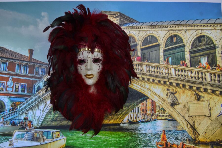 Дорогие венецианские маски ручной работы привезут костромичам