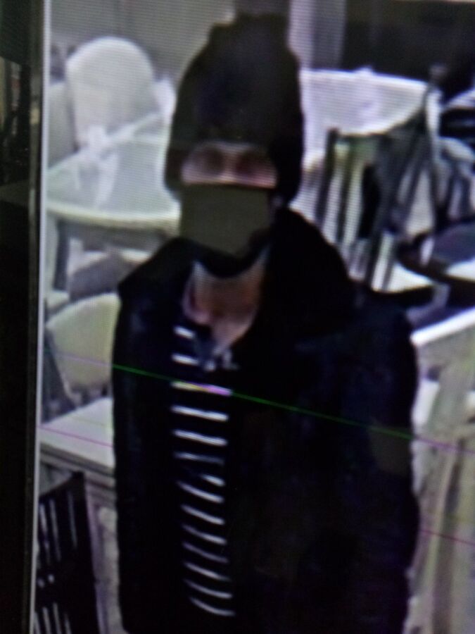 Маленький худенький мужчина вскрыл сейф в костромском торговом центре