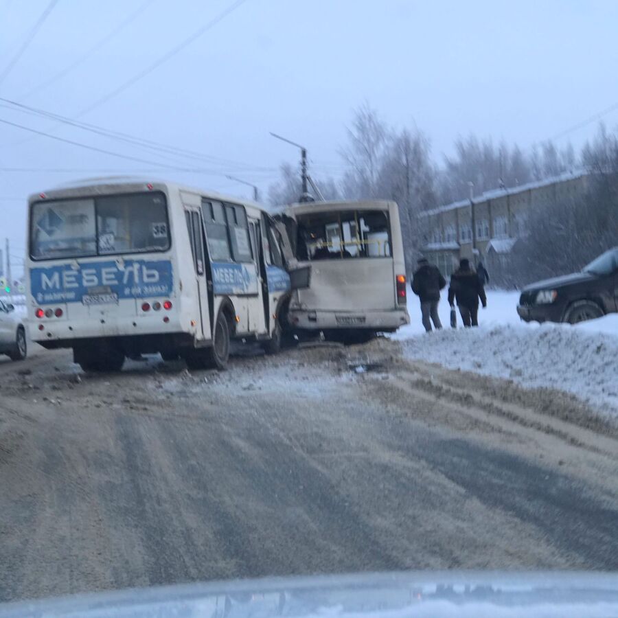 Пять человек пострадали во время столкновения ПАЗиков в Костроме