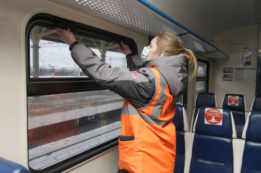 Первые девушки-машинисты поехали в поездах Костромской области