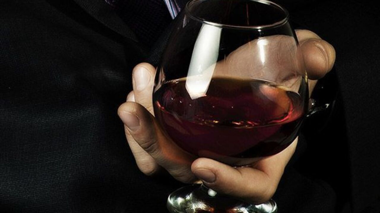 Чашу полную вина. Рука с бокалом. Мужская рука с бокалом вина. Бокал с вином. Бокалы для коньяка.