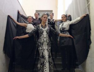 Костромские модельеры показали одежду с крыльями и победили