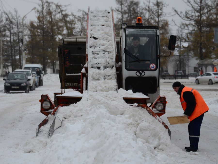 Костромичи: 20 машин не смогли выехать от детской поликлиники из-за снега