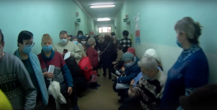 Километровая очередь пенсионеров в поликлинике возмутила костромичей