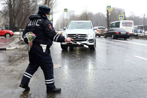 Сотрудники ГИБДД читают стихи и дарят цветы на дорогах Костромы