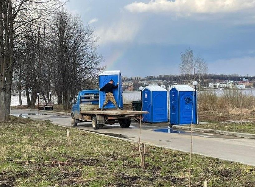Загадочные гастролирующие туалеты нашли и поставили на набережной Костромы