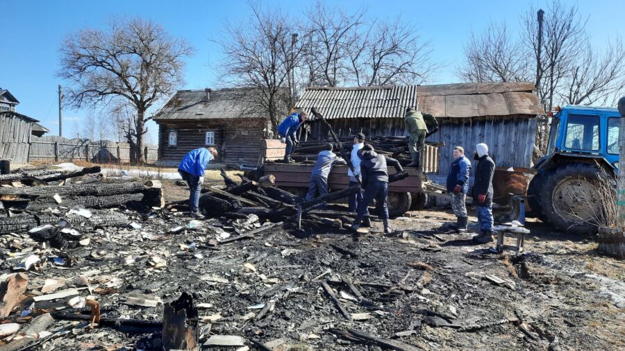 Костромского депутата неожиданно обнаружили у сгоревшего дома молодой семьи