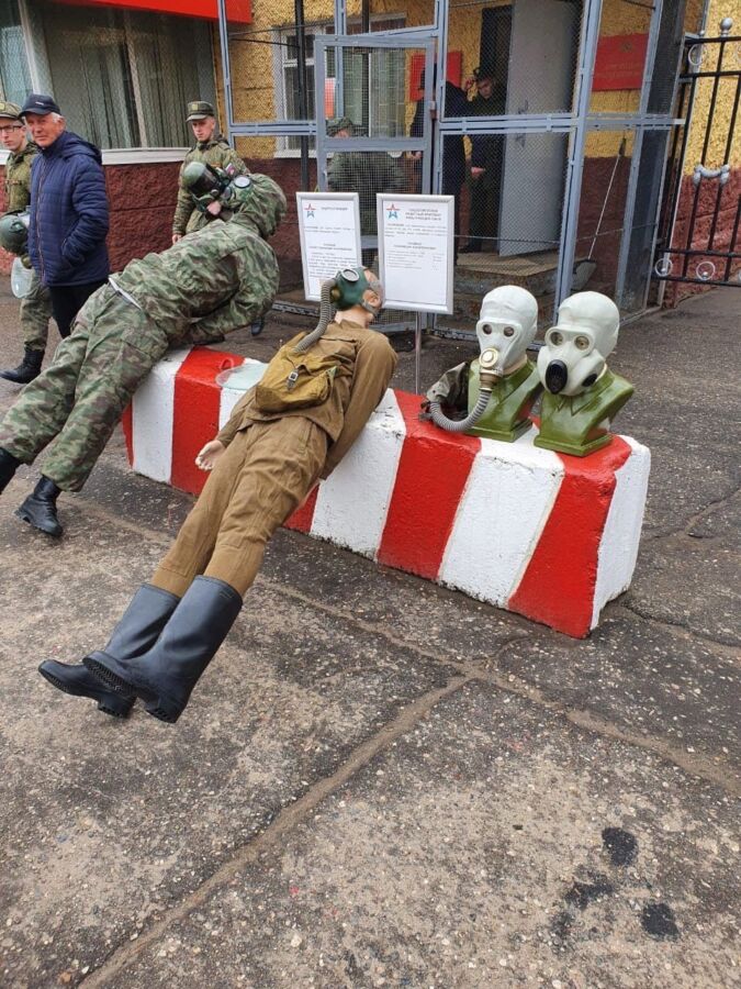 Лежащих кукол около химдыма в Костроме не смогли объяснить даже в Министерстве обороны