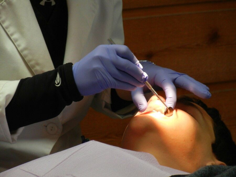 Костромской стоматолог вырвал пациенту не тот зуб и был оправдан судом