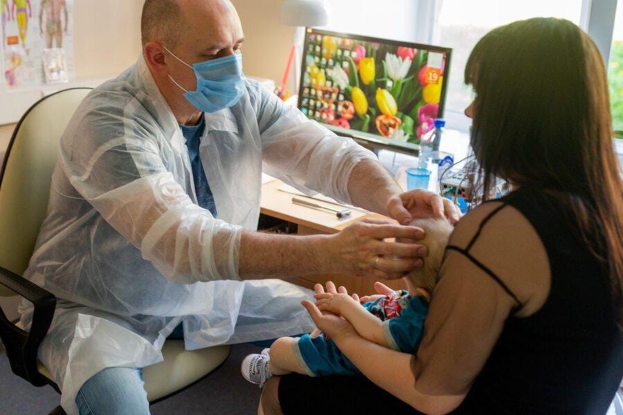 Лучшие врачи страны приехали в Кострому лечить тяжело больных малышей