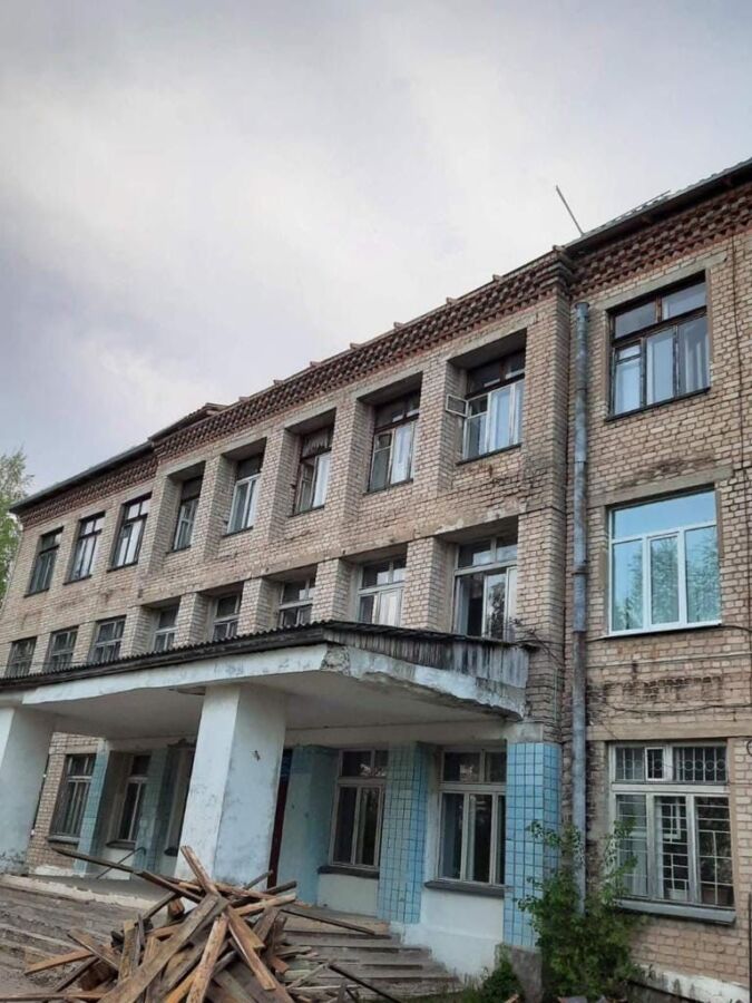Сорванную ветром крышу с костромской школы-интернат пообещали восстановить скоро