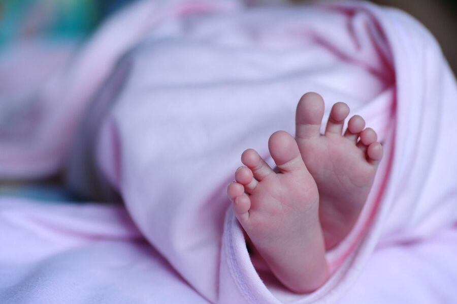 Новорожденного малыша без документов обнаружили в квартире в Костроме