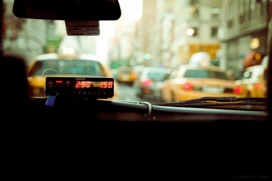 Костромской таксист заплатил за поездку пассажира 24 тысячи рублей