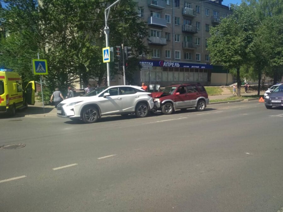 Сразу две аварии с Lexus произошли в Костроме за один день