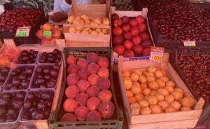 Спелые, сочные: сколько стоят сезонные фрукты и ягоды в Костроме
