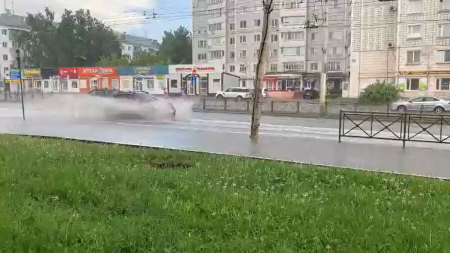 Улицу Советскую в Костроме затопило во время дождя