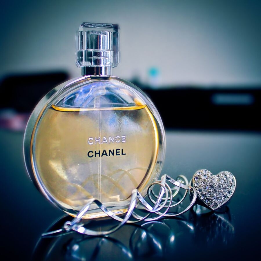 Мужчина отобрал духи Chanel и драгоценности у одной любовницы и передарил другой