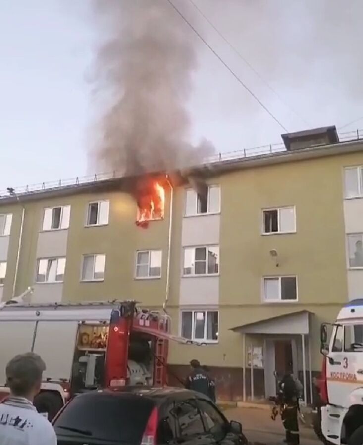Трое маленьких детей остались одни в горящей квартире в Костроме