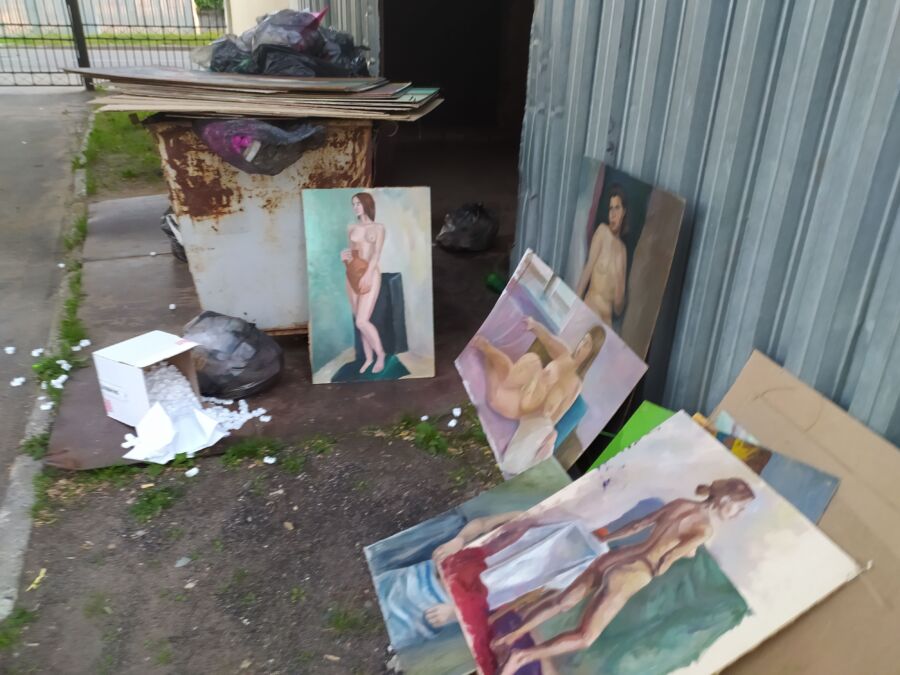 Много красивых голых женщин выбросили на помойку в Костроме