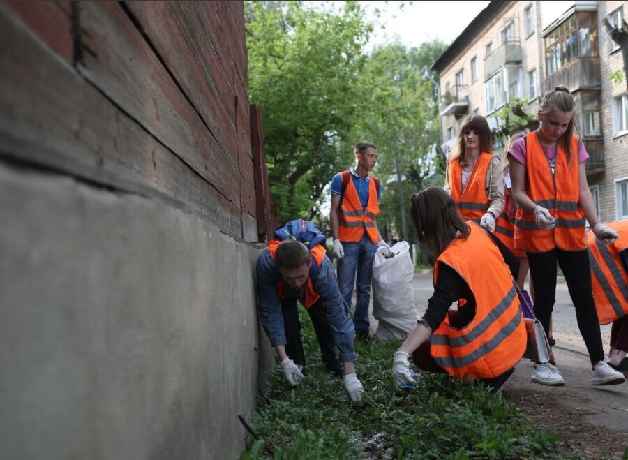 Костромские подростки вышли чистить улицы