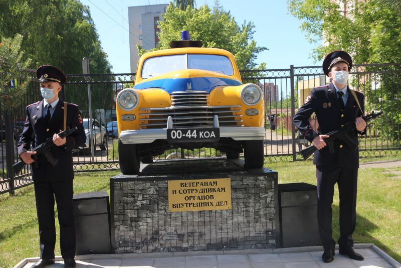 В Костроме появился новый памятник в виде желтого автомобиля «Победа»