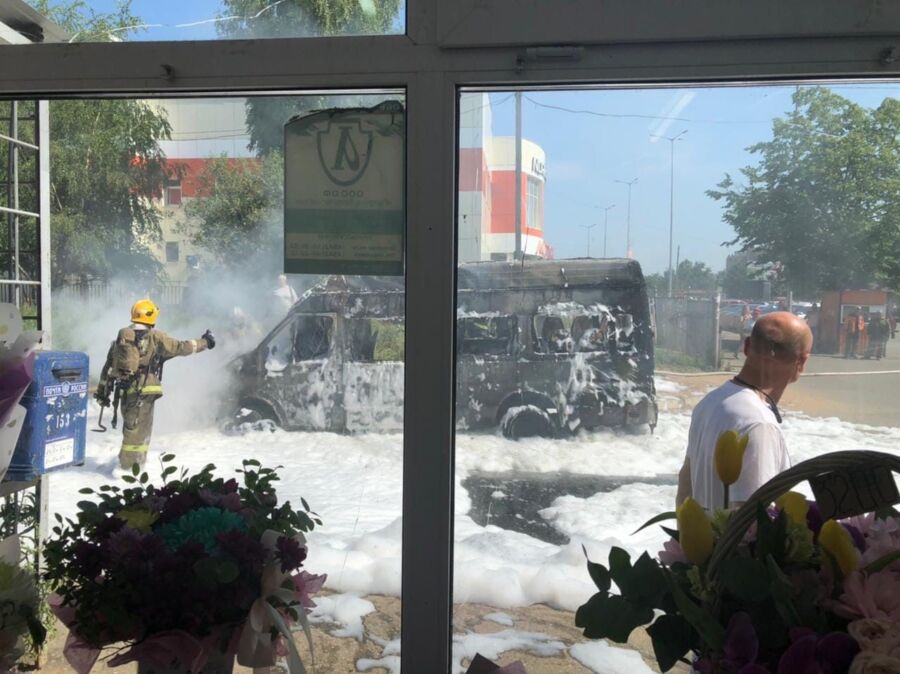 Дым виден даже из центра: в Костроме загорелась маршрутка