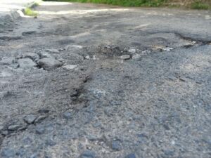 Дорожная яма повредила машину костромича почти на 100 тысяч рублей