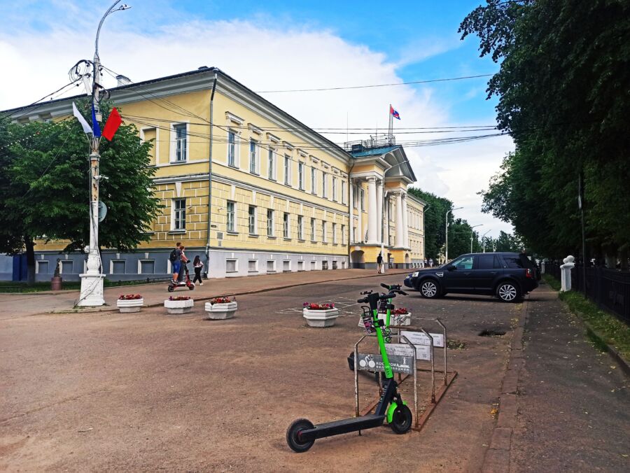 Пешеходы, берегитесь: в Костроме снова открылся шеринг электросамокатов