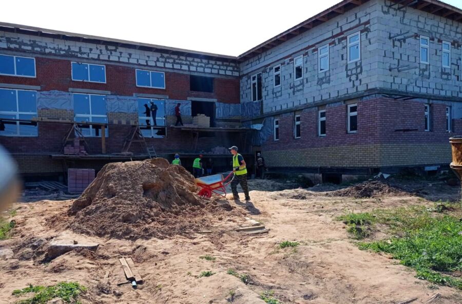 Студенты строят школу в Костромской области