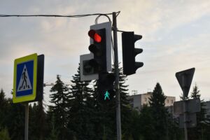 Новенький светофор по вызову поставили на оживленной дороге в Костроме