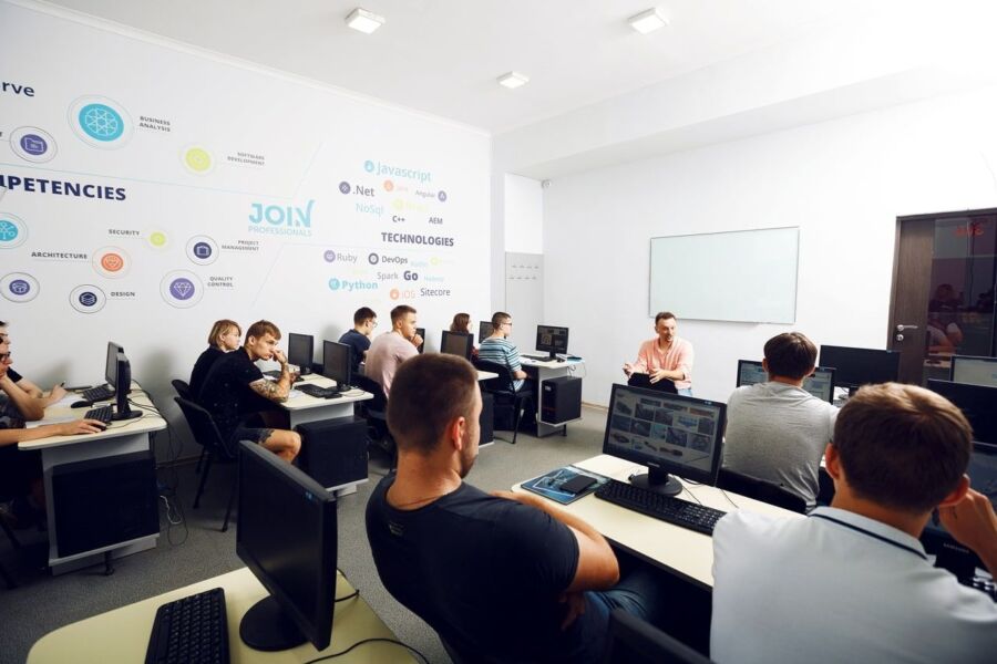 Освоить самую высокооплачиваемую профессию с нуля: где в Костроме получают IT-специальности