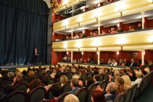 Обновленный костромской драмтеатр открывает сезон и уезжает в Петербург